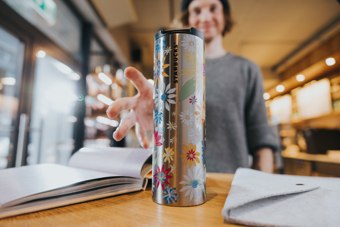 Starbucks zachęca do korzystania z kubków wielokrotnego użytku!