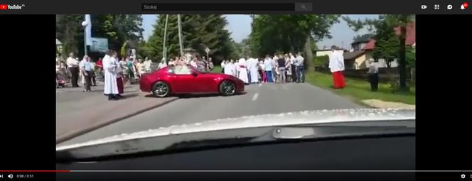 Ksiądz w kabriolecie