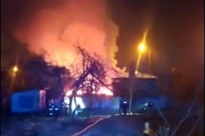 Pożar domu w Kuźnicy. Policjanci wynieśli 91-latkę przez okno. Chwilę potem dach się zawalił [ZDJĘCIA, WIDEO]