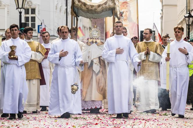 Procesja Bożego Ciała w Krakowie. Tłumy na ulicach miasta 