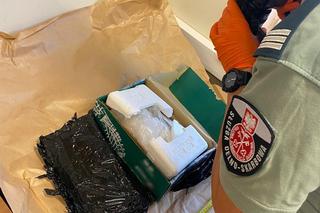 Do paczkomatu pod Bydgoszczą miały trafić paczki warte krocie. W środku była biała maź