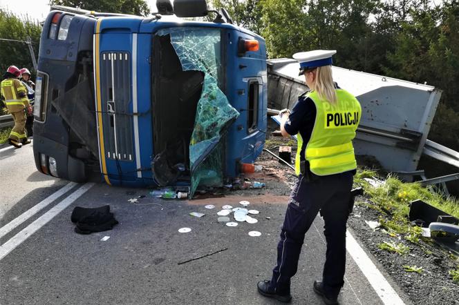 Pomorskie: Blokada drogi krajowej nr 20. Przewróciła się ciężarówka