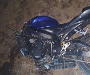 Pijany pędził na motocyklu. W czasie wypadku urwało się koło. Kierowca w szpitalu