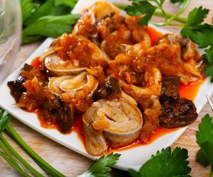 Nic nie smakuje lepiej niż tradycyjny śledź po polsku. Prosty przepis, a efekt zawsze wspaniały