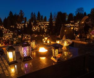 Tysiące zniczy rozświetliło polskie cmentarze. Niezwykły widok po zmroku