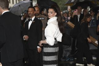 Anne Hathaway niczym figura woskowa. Nie wygląda na 42 lata!