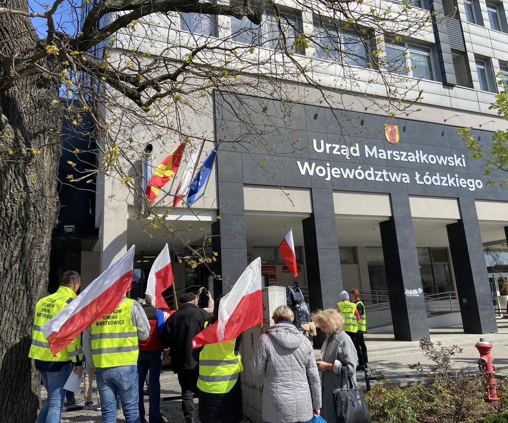 Rolnicy pod Urzędem Marszałkowskim w Łodzi. Zobacz, jak przebiega protest