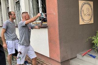 Pierwszy przenośny defibrylator w mieście. Zamontowano go na ścianie LO w Starym Sączu 