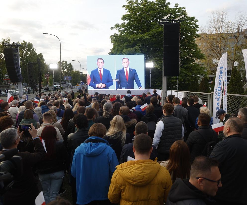 Tłumy pod siedzibą TVP. Debatę Trzaskowski–Nawrocki oglądają na telebimie