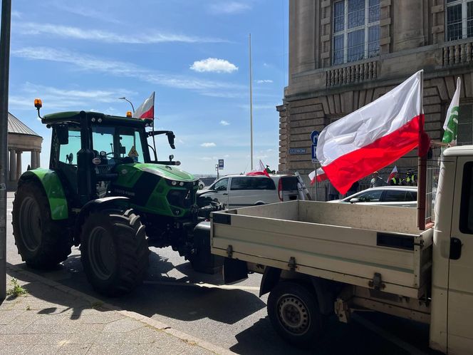 Protest rolników pod Zachodniopomorskim Urzędem Wojewódzkim w Szczecinie