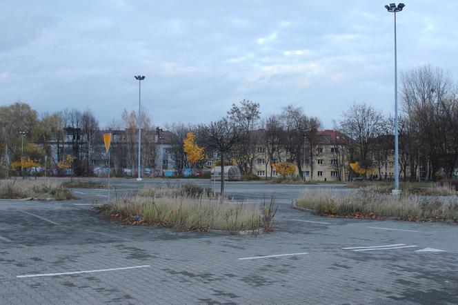 Dawny supermarket Auchan w Dąbrowie Górniczej już nie będzie straszył