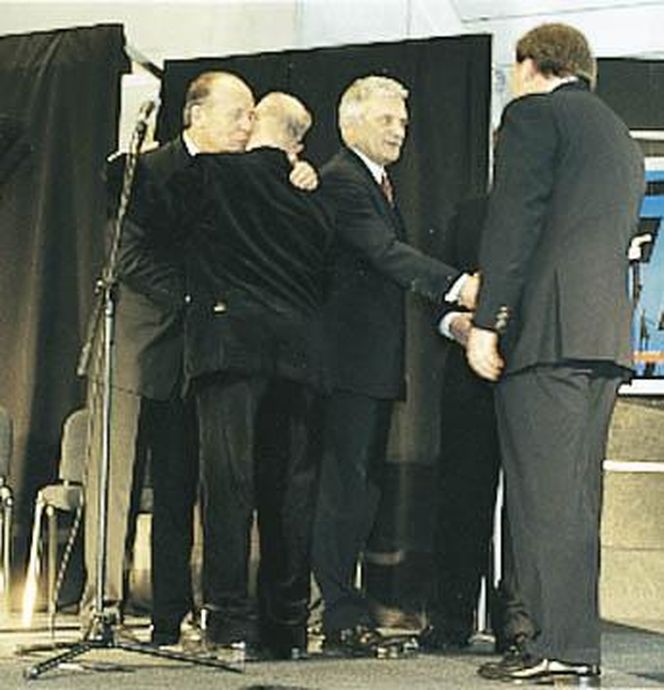Andrzej Wejchert i Tadeusz Zielniewicz, nominowani do nagrody głównej w kategorii obiektów użyteczności publicznej, odbierają nagrodę od Jerzego Buzka i Stanisława Fiszera