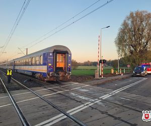 Śmierć na przejeździe kolejowym w Zbąszyniu. Pociąg Intercity uderzył w samochód