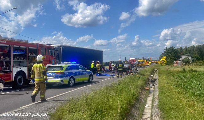 Wypadek w Chełmie Śląskim. Kierowca wjechał pod ciężarówkę