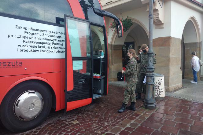 Podkarpaccy terytorialsi oddają krew na rzeszowskim Rynku. Stanął tam krwiobus