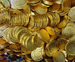 Gdzie w Polsce szukać skarbów? Co można znaleźć i czy to legalne? Wykrywacze metali, złoto i bursztyny