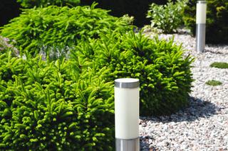 Słupki ogrodowe z kloszami z mlecznego szkła