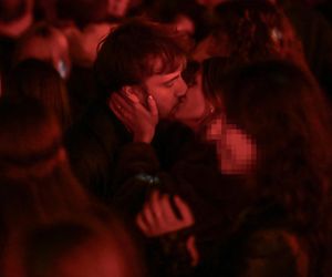 Maciej Musiał całował ukochaną na balkonie