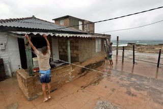 Huragan Rafael sieje spustoszenie. Tysiące domów zniszczonych, kraj odcięty od prądu