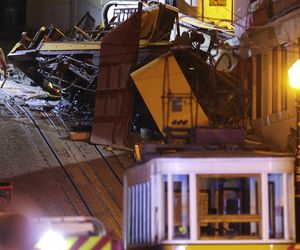 Katastrofa kolejki turystycznej! Wypadła z szyn i gruchnęła w budynek. Co najmniej 15 osób nie żyje!