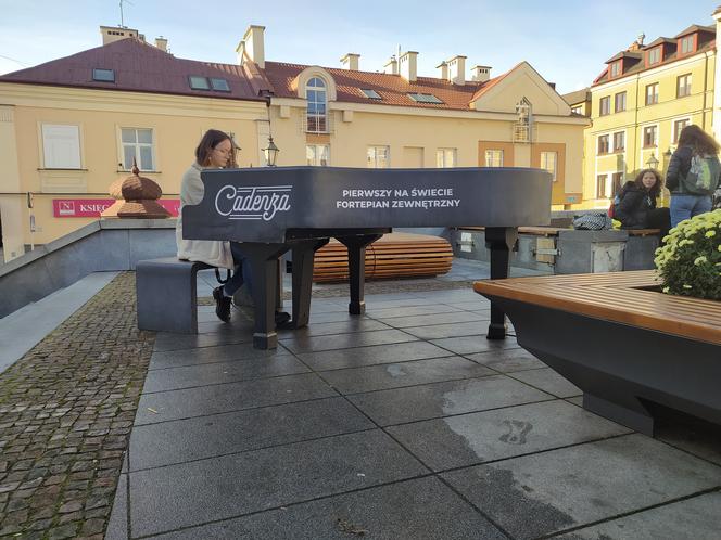  Fortepian zewnętrzny wrócił na Rynek w Rzeszowie. Zrzutka nadal trwa! 