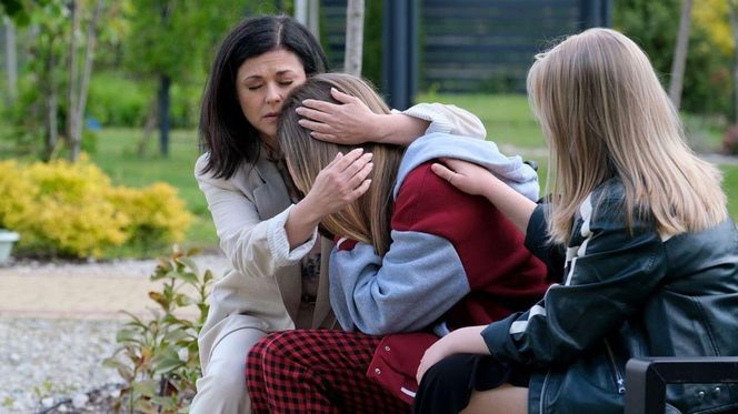 M jak miłość odc. 1885. Sara (Nadia Smyczek), Lenka (Olga Cybińska), Kinga (Katarzyna Cichopek)