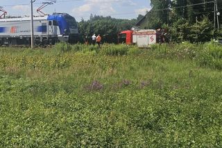Poważny wypadek w Radziszowie. Samochód zderzył się z pociągiem, ogromne utrudnienia w ruchu