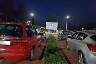 Kino samochodowe pod palmami w Brodach