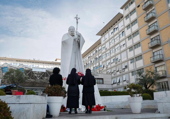 Wierni modlą się za papieża Franciszka. Tłum pod kliniką Gemelli w Watykanie