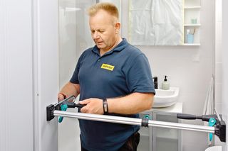 Jak wymienić spuchniętą od wody ościeżnicę? Wideo Murator Remontuje