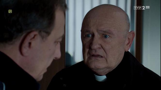 M jak miłość, odc. 1441. Staszek (Sławomir Holland), ksiadz (Maciej Damięcki)