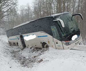 Wypadek w Pięknej Górze. Autobus zsunął się ze skarpy. Podróżowało nim kilkanaście osób [ZDJĘCIA]