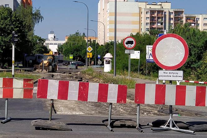 Trwa przebudowa skrzyżowania Podmiejskiej z Wyszyńskiego. Na razie bez korków [ZDJĘCIA]