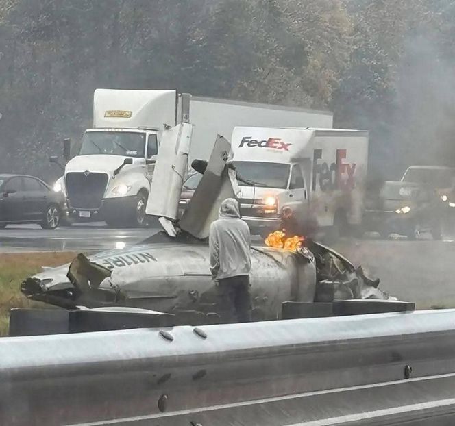 Samolot rozbił się na autostradzie