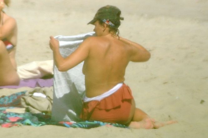 Anna Popek. Pręży piersi na plaży