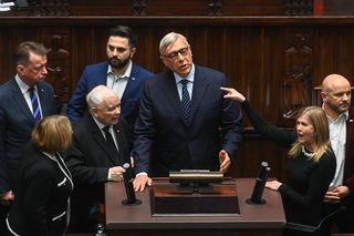 Dymy w Sejmie! Kaczyński o Giertychu z mównicy: Główny sadysta. Nagle obaj stanęli obok siebie!  Mów mi wuju, Jarosławie!