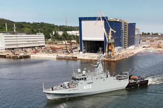 Trwają prace wykończeniowe na budowie hali kadłubowej w Stoczni Wojennej