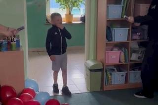 Adaś pokonał raka i wrócił do przedszkola. Tak go powitali. Łzy wzruszenia