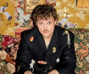 Błażej Król singlem zapowiada nowy album. Rusza przedsprzedaż płyty Popiół