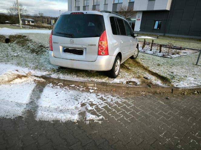 Pirat drogowy urwał koło przed komendą i uciekł. Nie zgadniesz, gdzie się schował