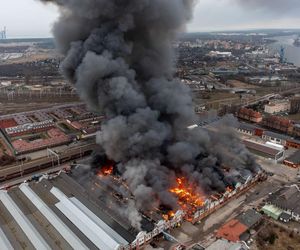 Potężny pożar zabytkowej hali w Gdańsku. Wielka chmura dymu w mieście