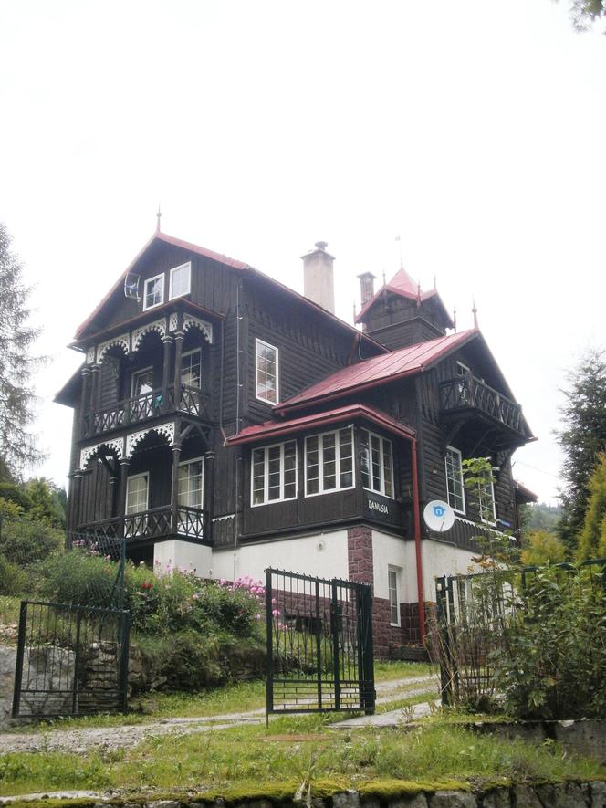 To jedna z najpiękniejszych willi w Małopolsce. Przed wojną było w niej kultowe sanatorium