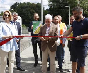 Kolejowa rewolucja w Warszawie. Przejścia przez tory, na które czekali ponad dwa lata, w końcu otwarte. „Presja ma sens”