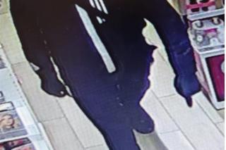 Okradł drogerię w Toruniu. Rozpoznajesz go? Powiadom policję!