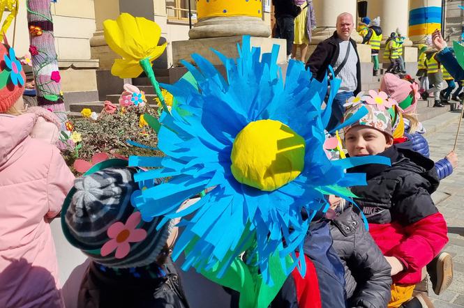 W geście solidarności z Ukrainą, młodzi mieszkańcy Lublina przynieśli niebieskie i żółte kwiaty