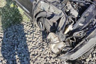 Młody kierowca wjechał wprost pod pociąg. Maszynista uciekł [ZDJĘCIA]