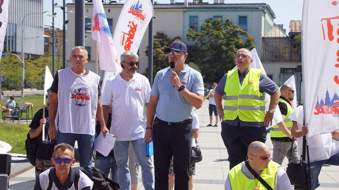 Protest pracowników PKP Cargo we Wrocławiu. Pracę ma stracić prawie 400 osób 