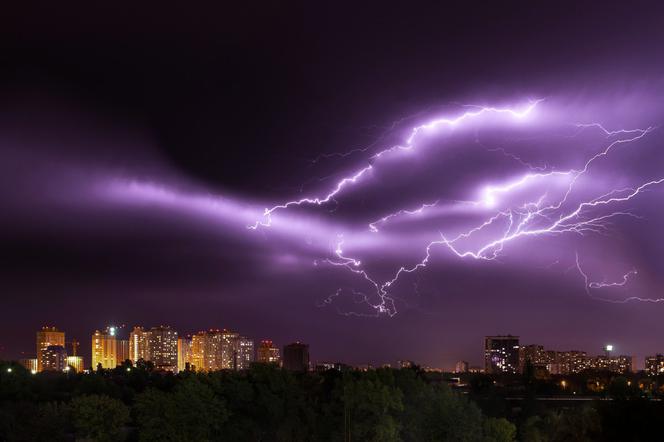 Zalane ulice, zerwane przewody elektryczne i powalone drzewa - gwałtowne burz przeszły przez woj. śląskie