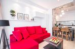 Czerwona sofa w aranżacji pokoju dziennego