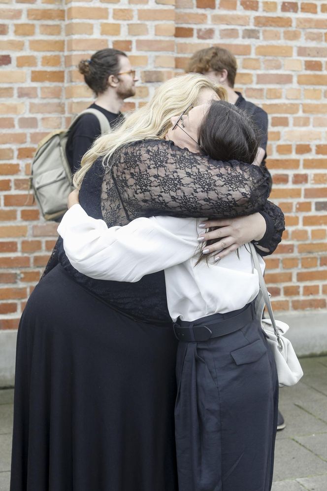 Pogrzeb Joanny Kołaczkowskiej. Tak pożegnali ją przyjaciele z kabaretu. Borek płakała jak uczennica